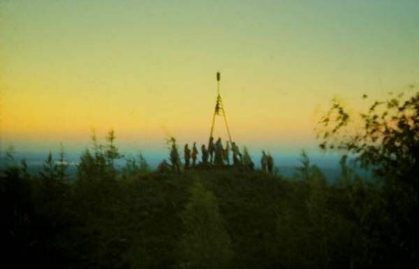 Завершается очередная экспедиция на Тунгуску. По традиции участники КСЭ встречают рассвет на вершине горы Фаррингтон (Фото А.Е.Злобин, экспедиция КСЭ-30, 1988).