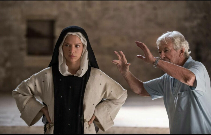 Верховен инструктирует актрису, исполняющую роль монахини-лесбиянки в фильме "Искушение" (Benedetta).
