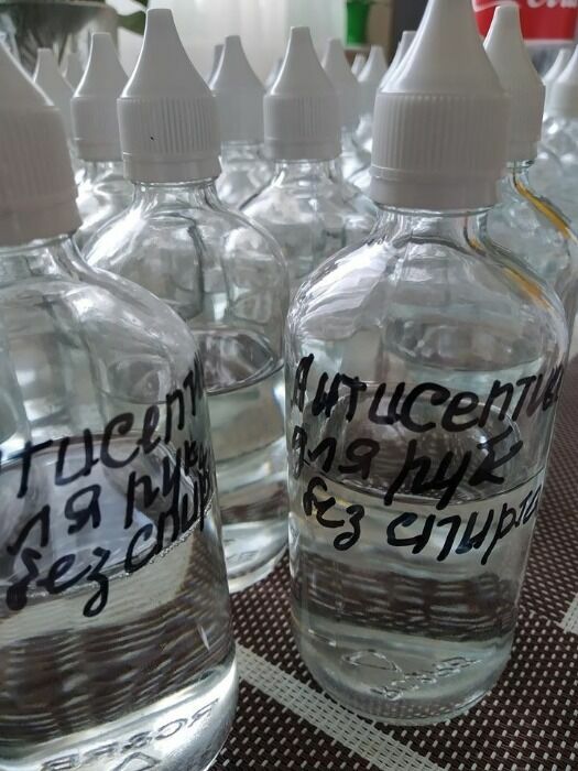 Волонтер начали добавлять в наборы продуктов бутылочки с антисептиком. 