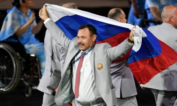 Белоруса, пронесшего флаг России на Паралимпиаде, лишили аккредитации