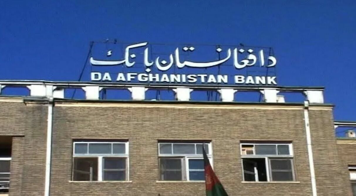 Центробанк Афганистана запретил снимать со счетов больше 200 долларов в неделю