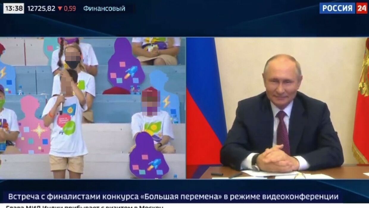 Путин успокоил школьника, расплакавшегося на презентации проекта