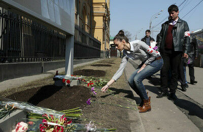 Москвичи несут цветы к посольству США после теракта в Бостоне