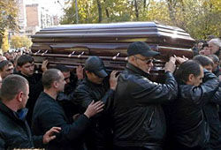 Венки «от братвы», кошмарные пробки и саперы на могиле — Москва прощается с Япончиком