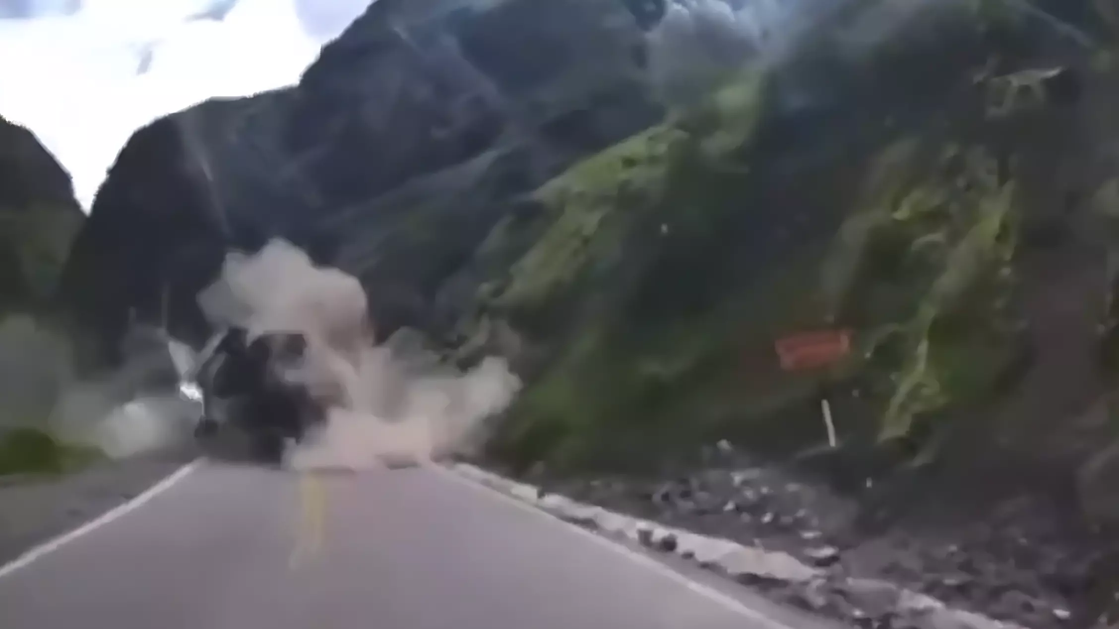 Словно бомбы: камнепад на горной дороге в Перу раздавил всмятку два грузовика