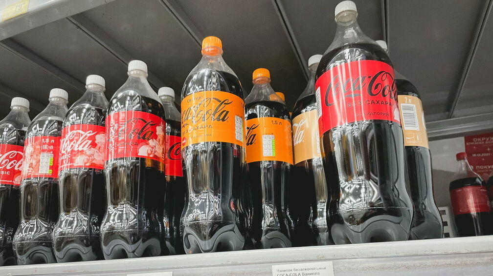 Coca-Cola прекращает продажи напитка в России