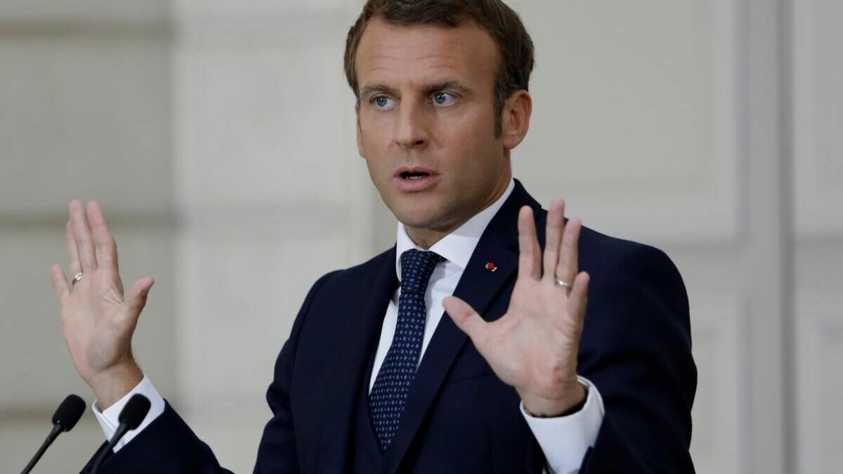 Большинство французов не хотят видеть Макрона на посту президента