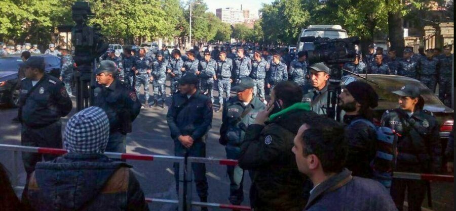 Полиция разбирает баррикады протестующих на улицах Еревана