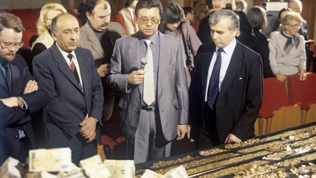 Следователи Гдлян и Иванов (крайний слева) демонстрирует золото и деньги хлопковой мафии
