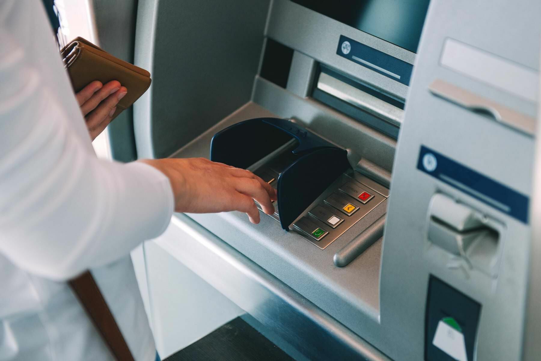 Москвичи стали горазде реже брать наличные в банкоматах