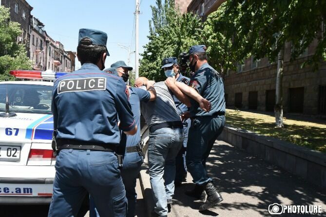 В Ереване полиция начала разгонять митинг оппозиции