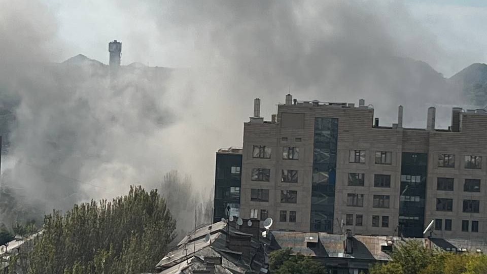 В здании администрации Донецка после обстрела начался пожар (ВИДЕО)