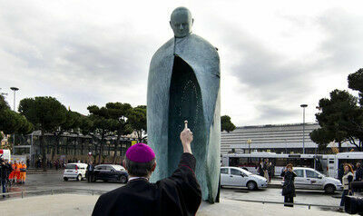 В Риме заменили «странный» памятник Папе Иоанну Павлу II