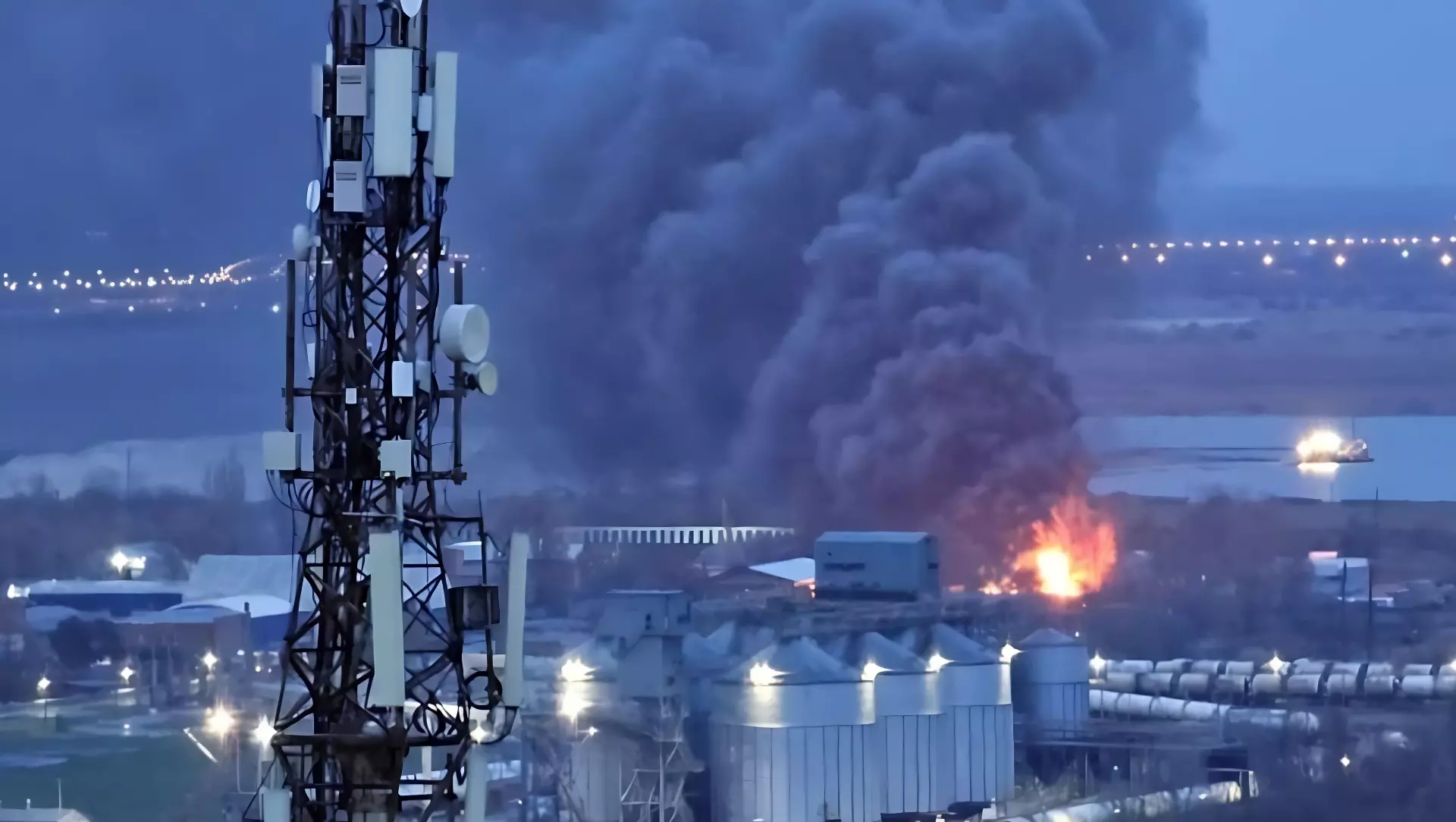 В Ростове-на-Дону крупный пожар: горит зернохранилище