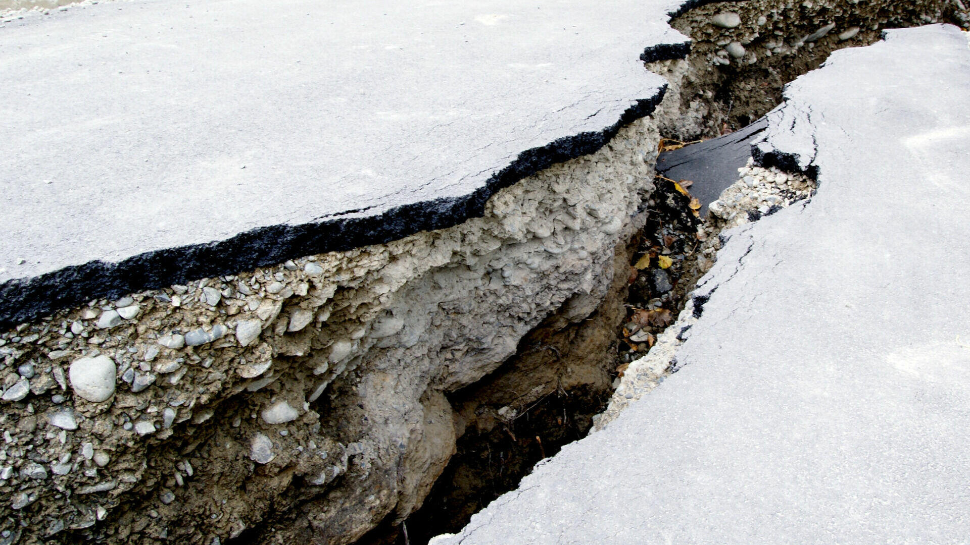 В Петербурге из-за прорыва теплотрассы под землю провалились несколько автомобилей