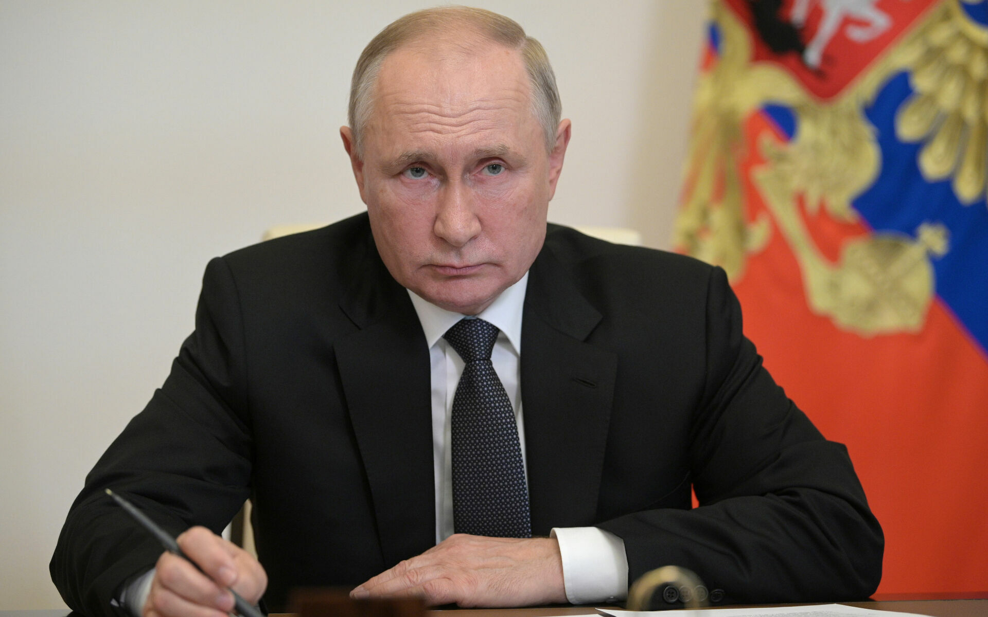 Путин поручил обеспечить наличие достаточного количества медизделий и лекарств