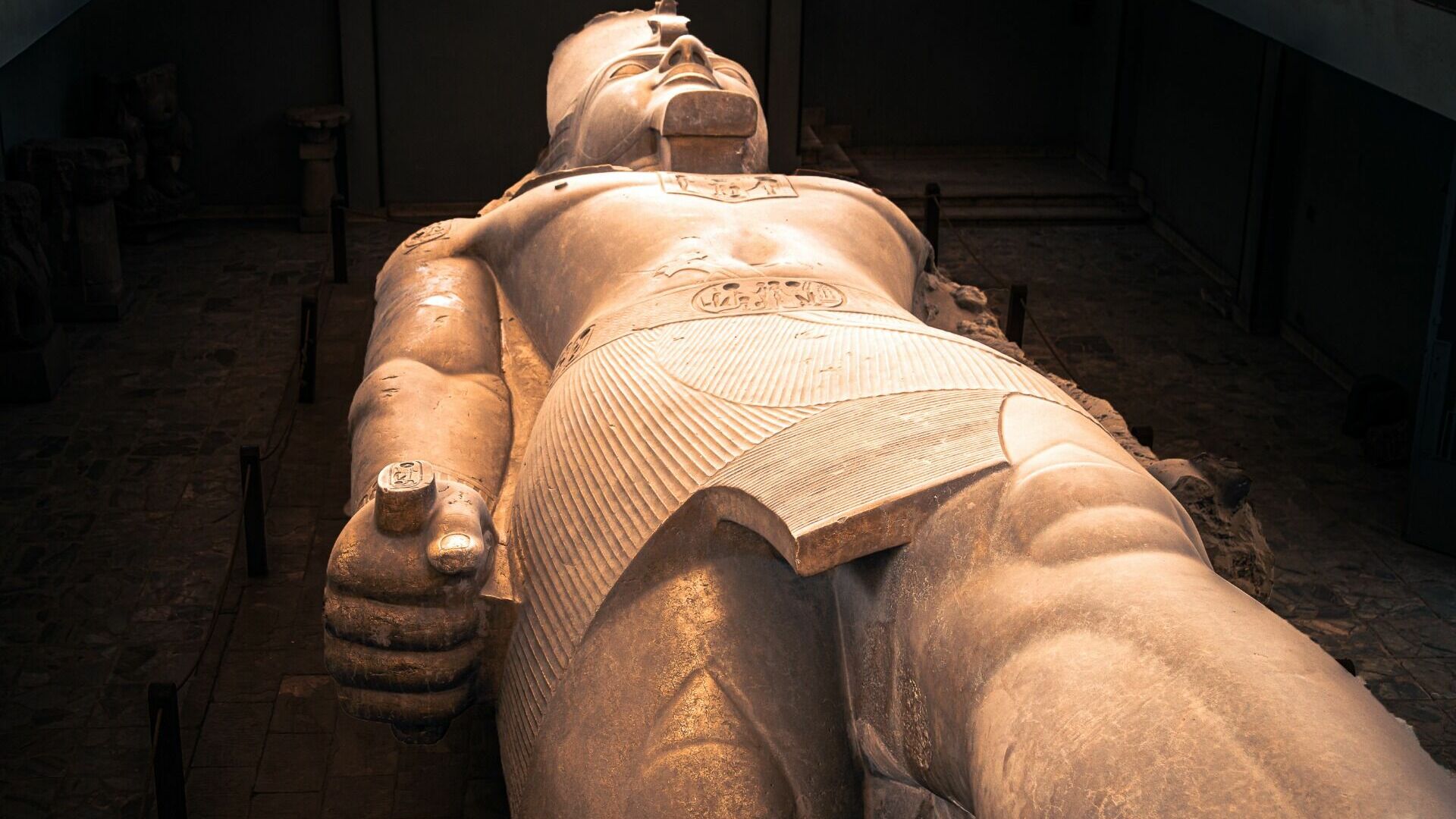 В Египте задержали банду, пытавшуюся украсть 10-тонную статую фараона