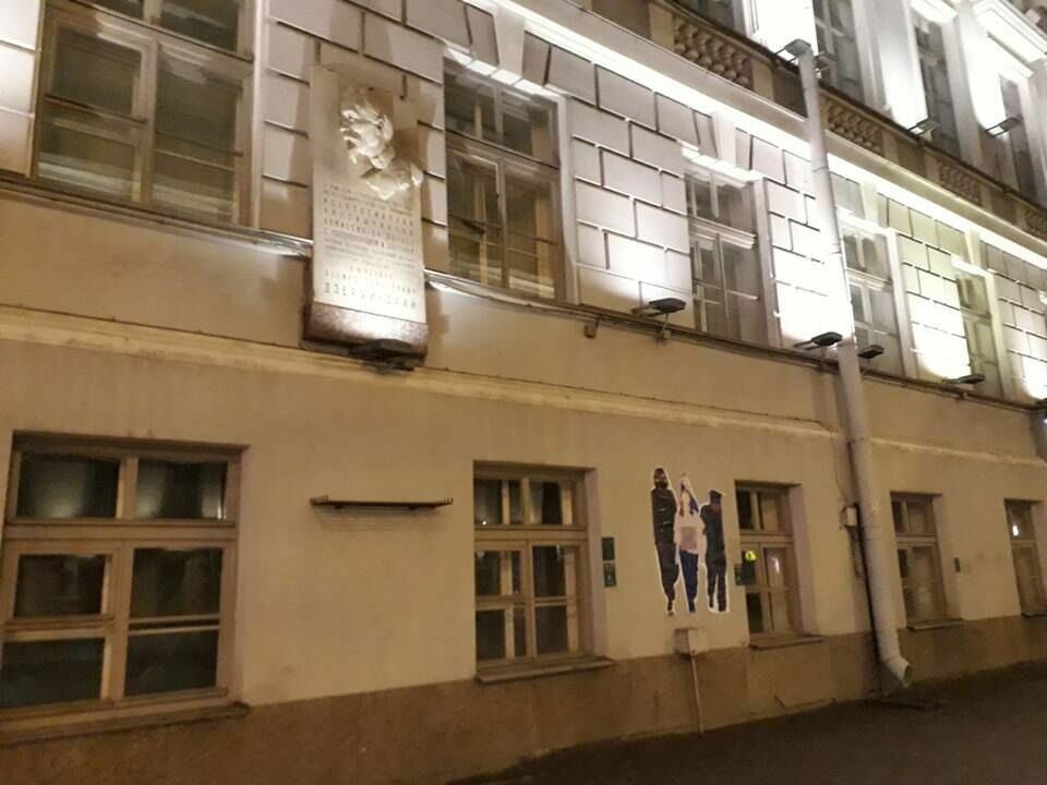 На бывшем здании ВЧК в Петербурге нарисовали сотрудников ОМОНа