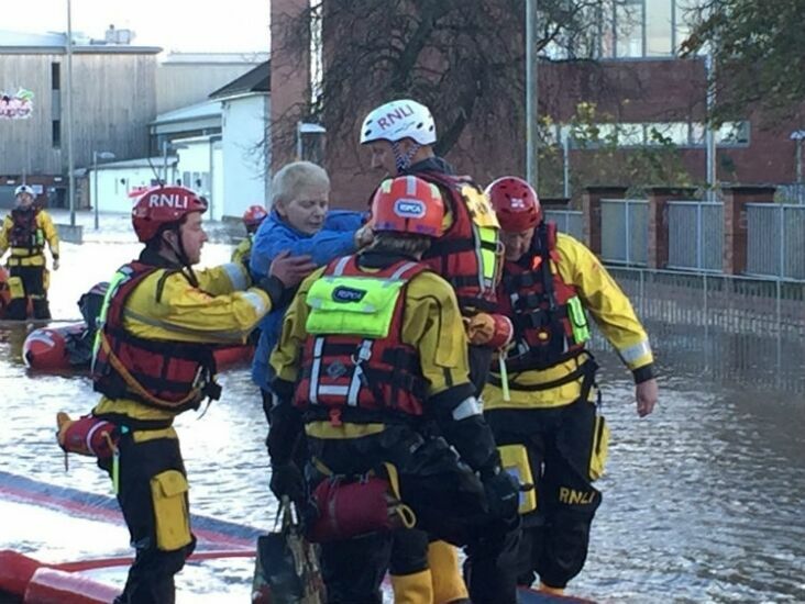 Из-за наводнения в Великобритании эвакуированы более тысячи человек