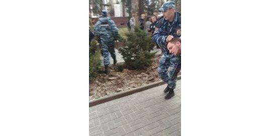 Волгоградского студента обвинили в нападении на полицейского на митинге