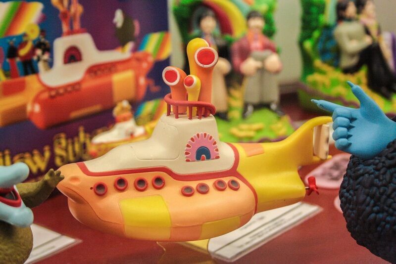 Ринго Старр исполнил Yellow Submarine на музыкальных инструментах для детей