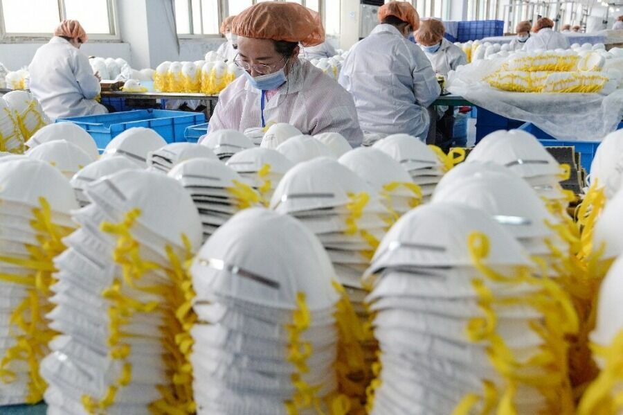 Рабочий процесс на фабрике по производству масок в городе Ханьдань, провинция Хэбэй.