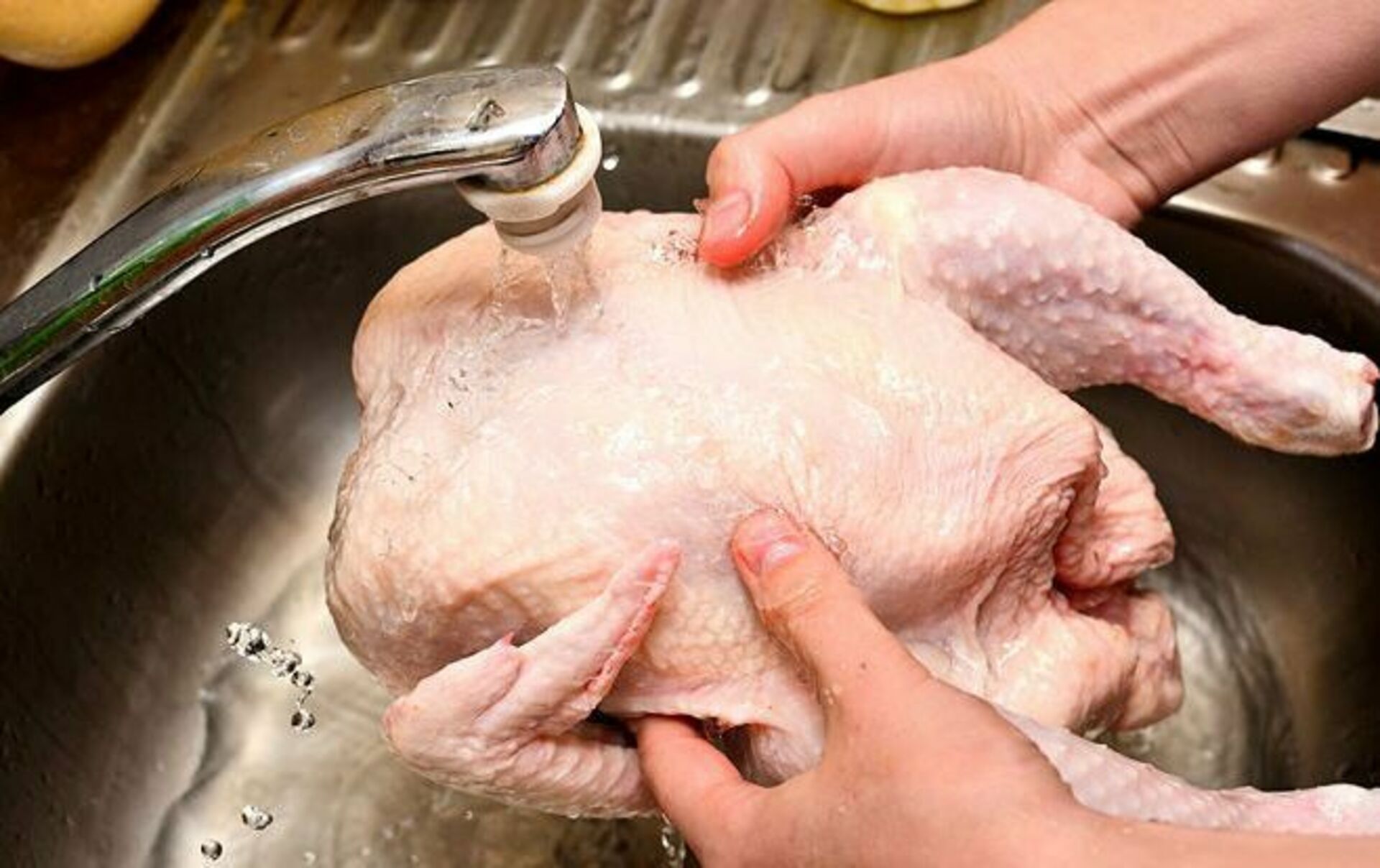 Мыть ли курицу