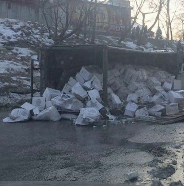 Во Владивостоке перевернулся грузовик с водкой (видео)