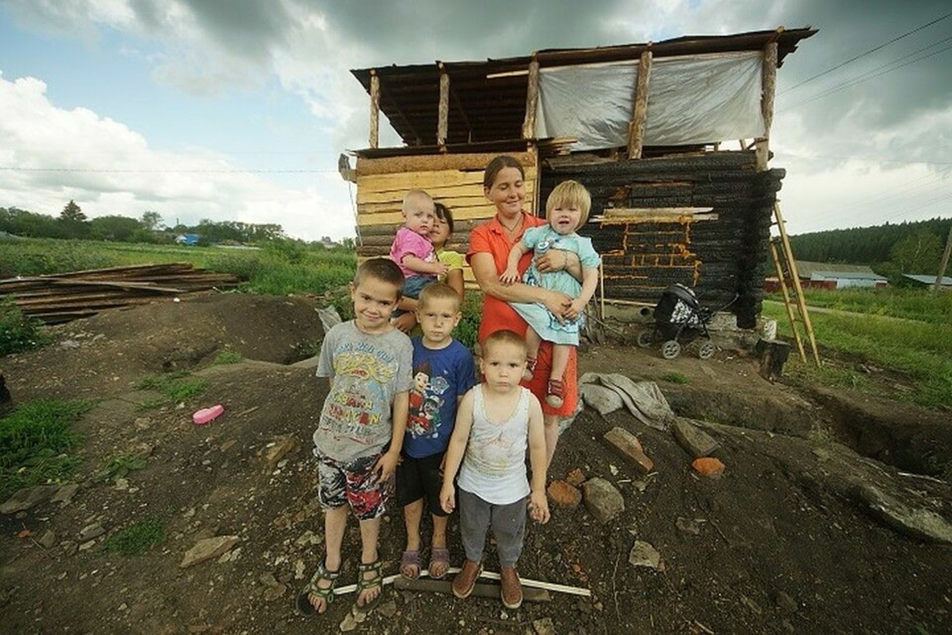 Родители переехали в деревню. Многодетная семья. Нищие многодетные семьи. Многодетные семьи в глубинке. Многодетная семья в России.
