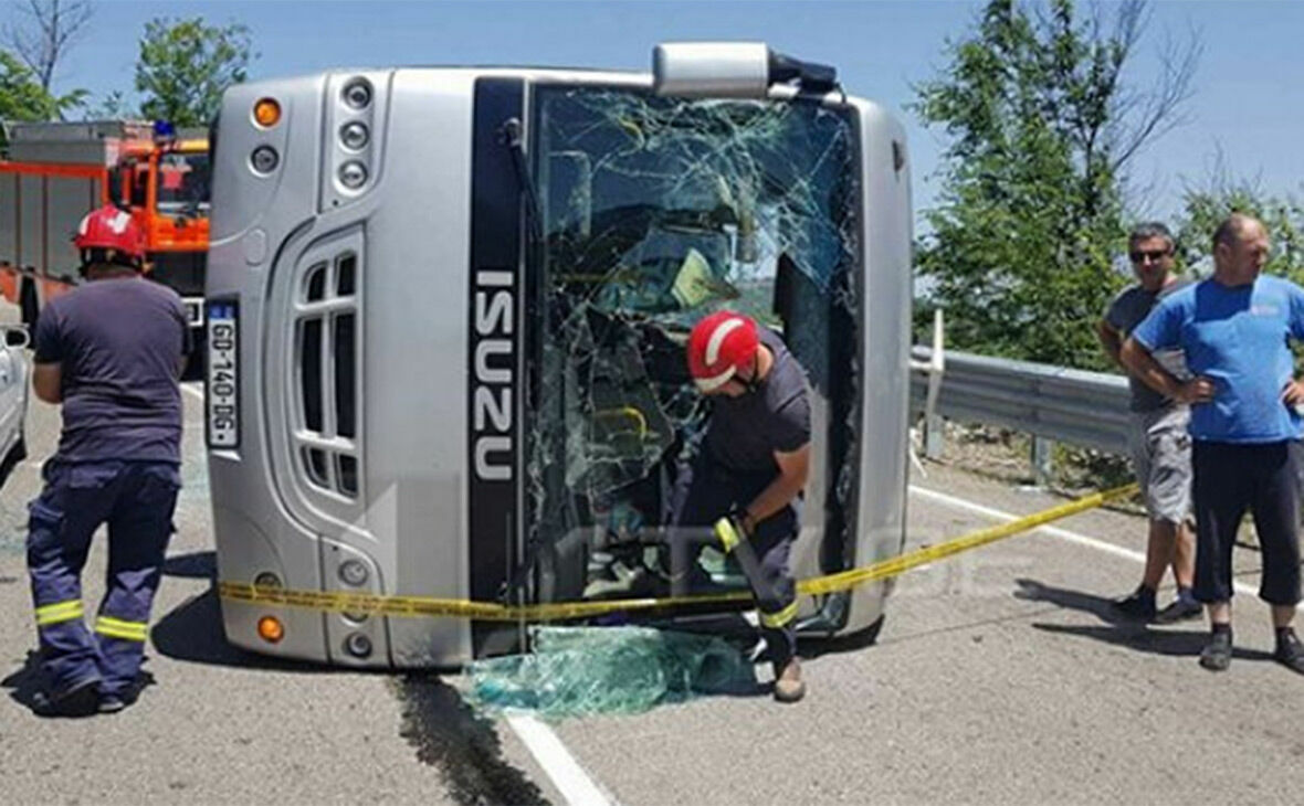 В Грузии автобус с туристами упал в овраг