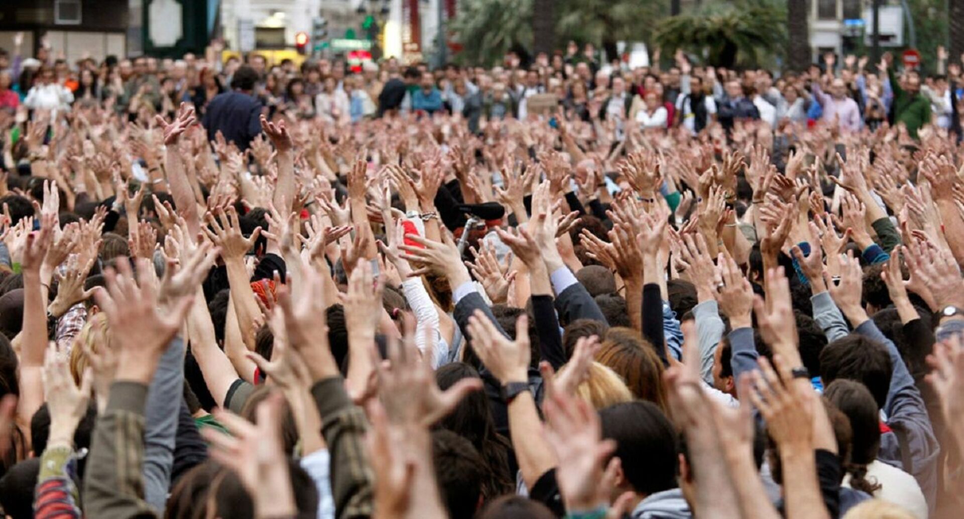 Народы поднимают голову. Человек толпы. Поднятая рука. Толпа с поднятыми руками. Человек с поднятой рукой.