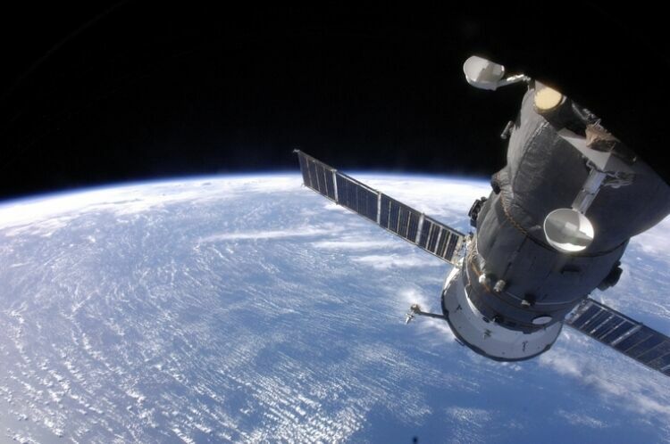 Космонавты вернулись на Землю на новом корабле «Союз МС»