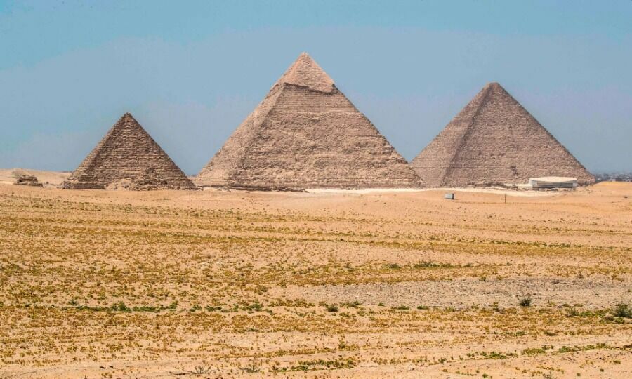 Пирамида Хеопса, пирамида Хефрена и пирамида Микерина в некрополе пирамид Гизы на окраине Каира
