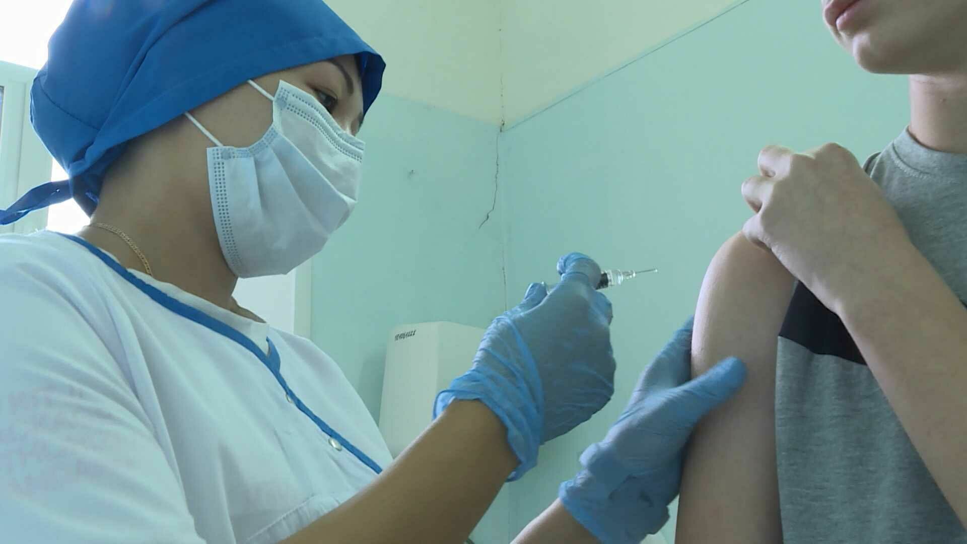 Пациенту московской поликлиники поставили просроченную ковид-вакцину (ВИДЕО)
