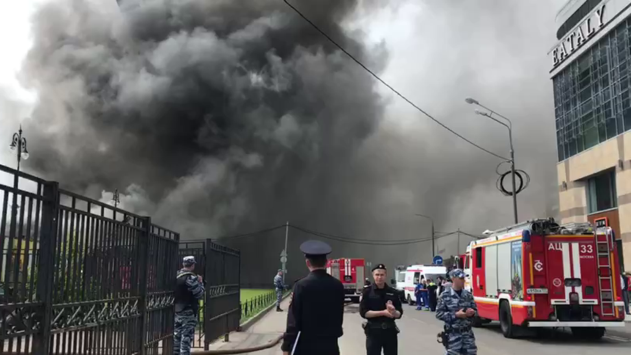 У Киевского вокзала горят склады