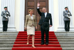 Жена экс-президента Германии Беттина Вульф подала в суд на Google