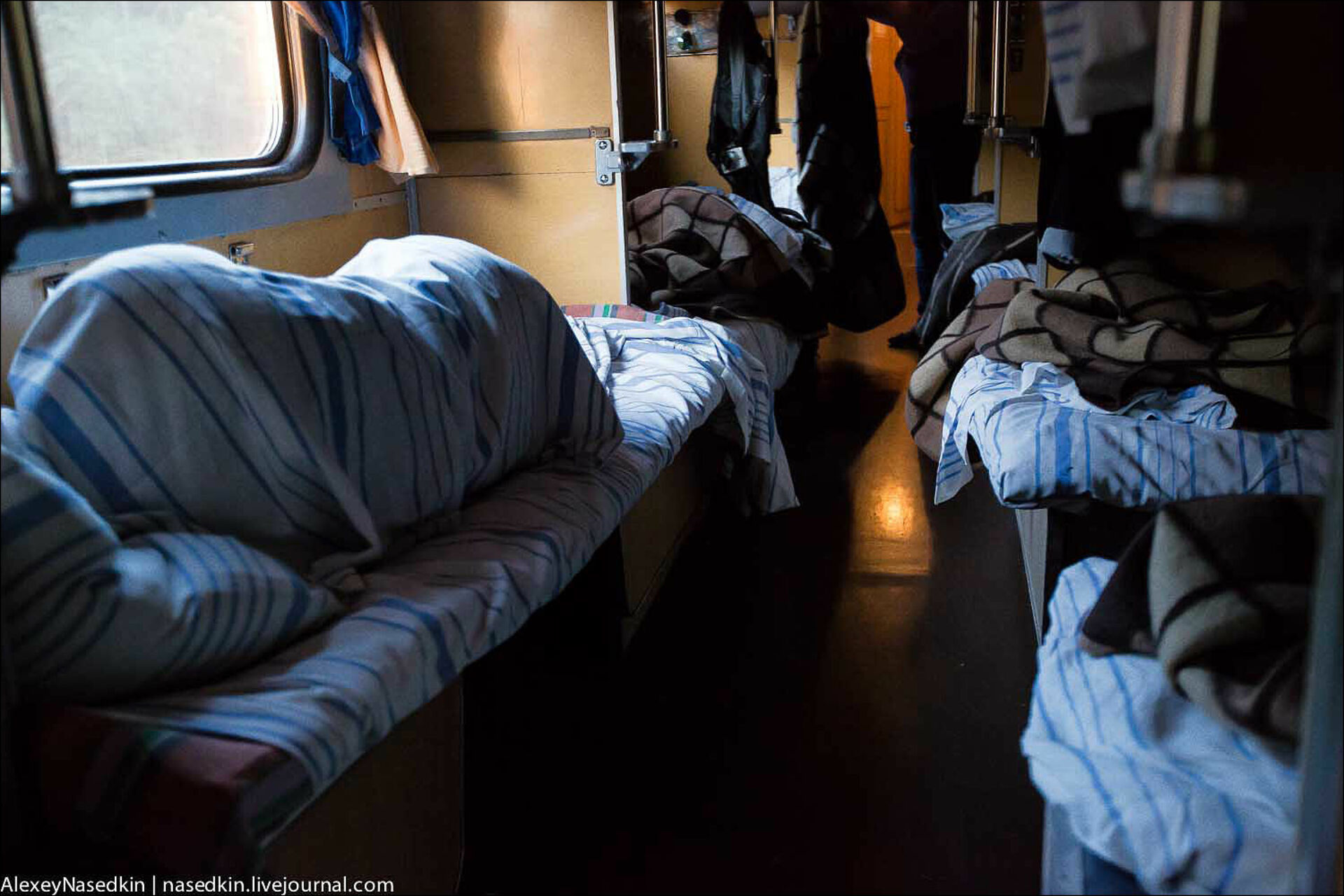 Поезд ночь спать. Поезд внутри. Люди спят в плацкарте. Люди в купе поезда.