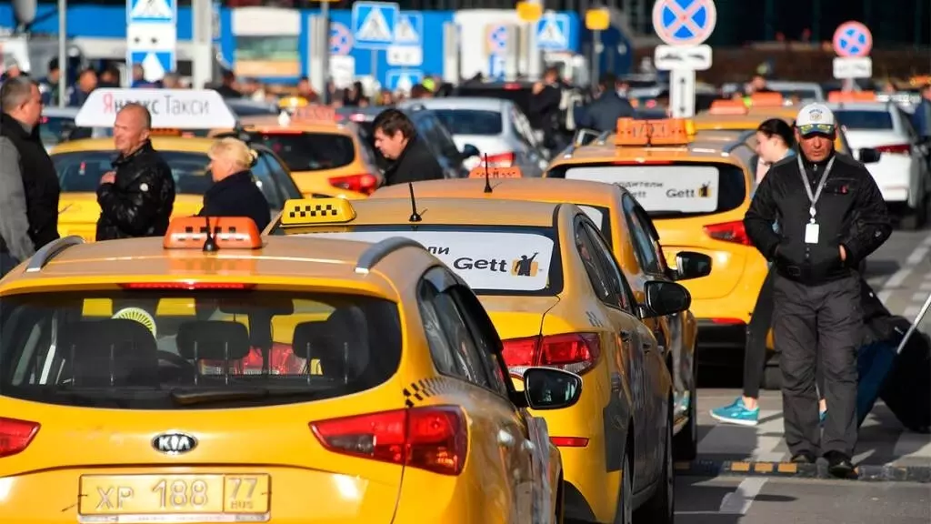 Невыгодные для пассажиров и водителей тарифы у агрегаторов такси вновь ведут к появлению "бомбил". Особенно часто они встречаются у аэропортов