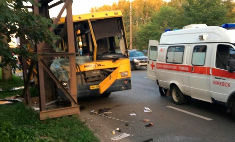 В Ижевске автобус с пассажирами врезался в трубопровод