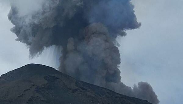 В Исландии в 30 км от столицы началось извержение вулкана