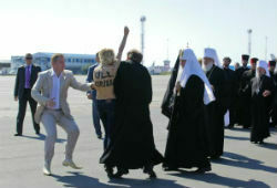 Полуголая активистка FEMEN  бросилась на главу РПЦ Кирилла: «Изыди вон!»