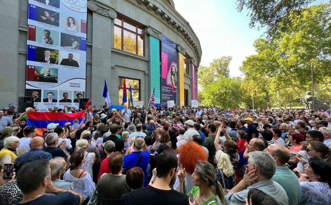 В Ереване проходит митинг сторонников США с требованием выхода Армении из ОДКБ