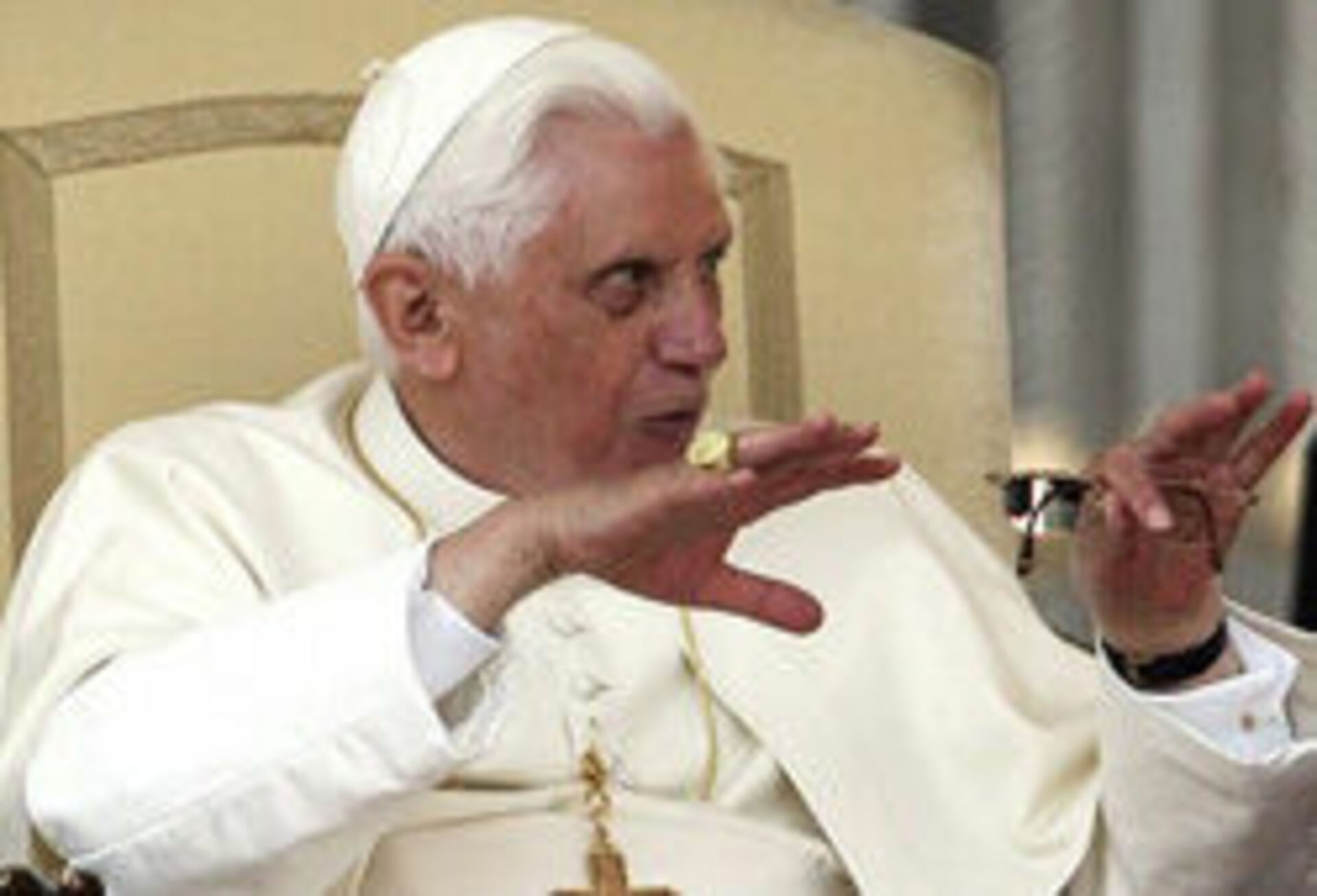 Римский еврей. Фото папа Римский читает рэп. Уранофобия. Папафобия случай.