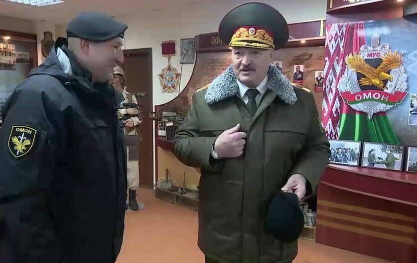 Александр Лукашенко стал "полноценным" омоновцем