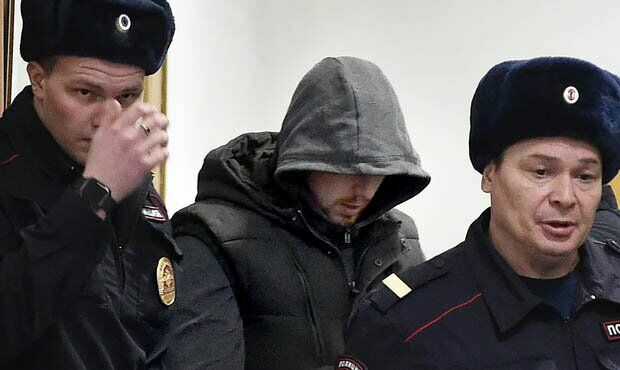 Ударивший Ивана Голунова полицейский принес ему извинения
