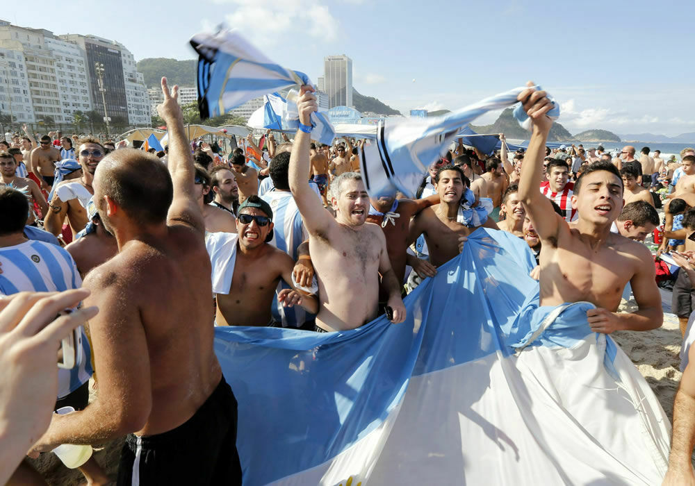 После победы на ЧМ-2022 аргентинцы ликуют, а французы устраивают драки и погромы