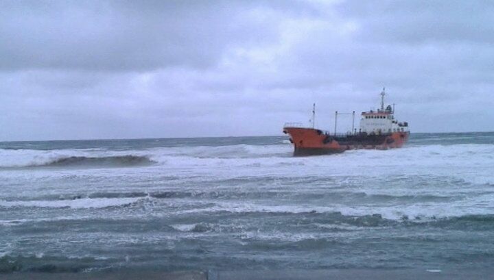 На Сахалине произошла утечка топлива из поврежденного танкера: экологи бьют тревогу
