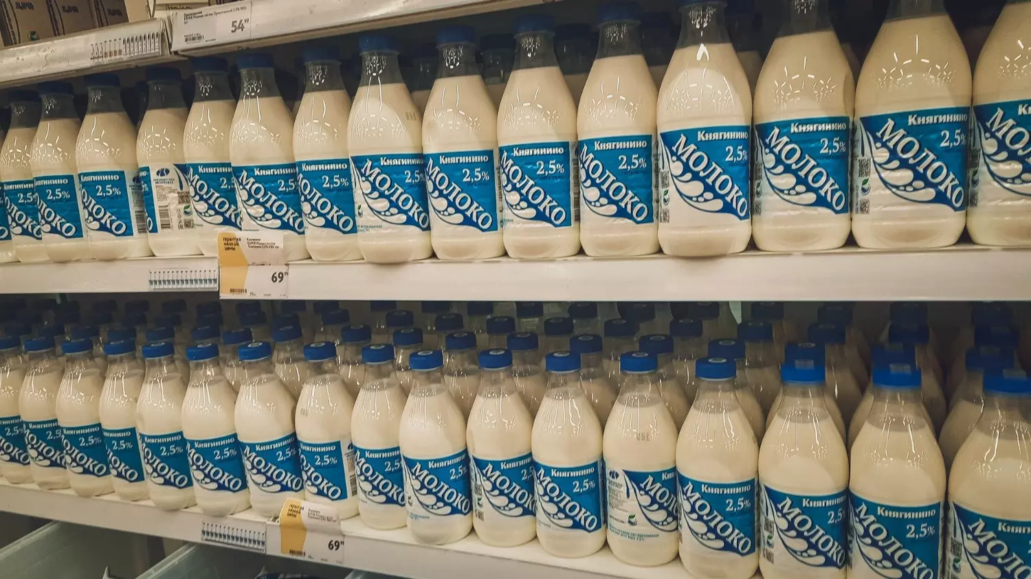 Потенциальную опасность представляет сырое молоко. Пастеризованное из магазина — безопасно, заверили эксперты