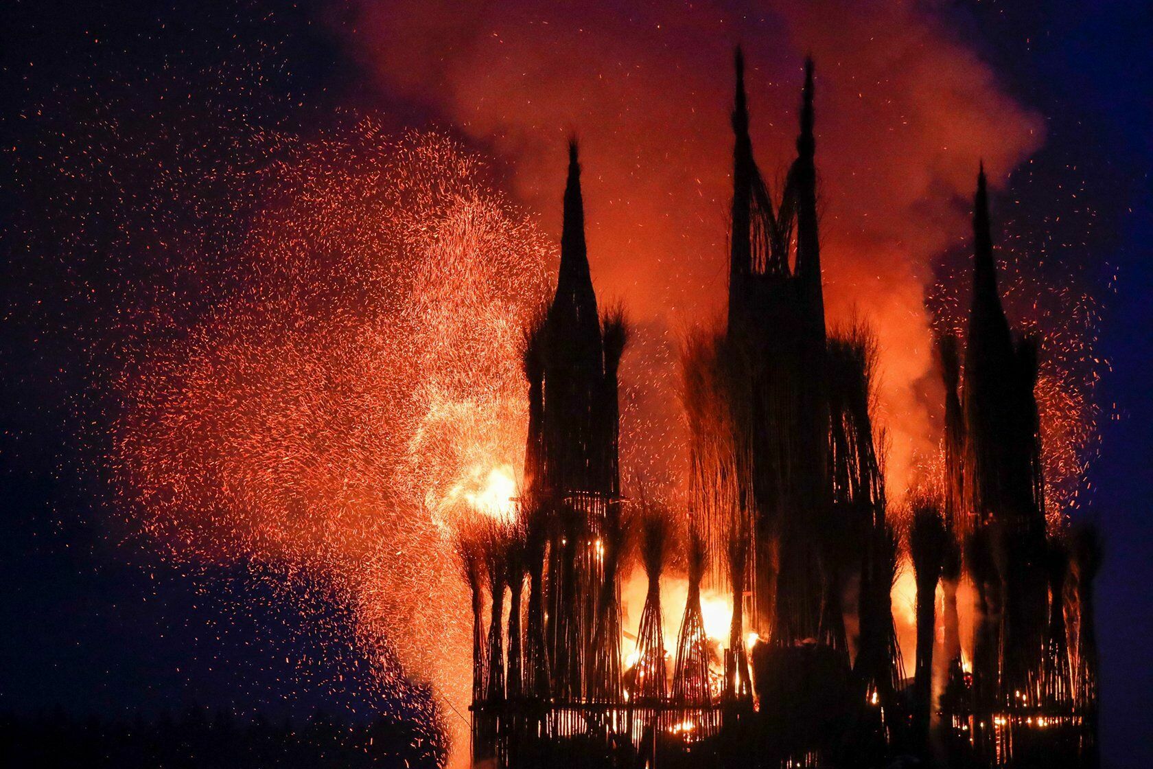 На масленичных гуляниях в Калужской области сожгли католический храм