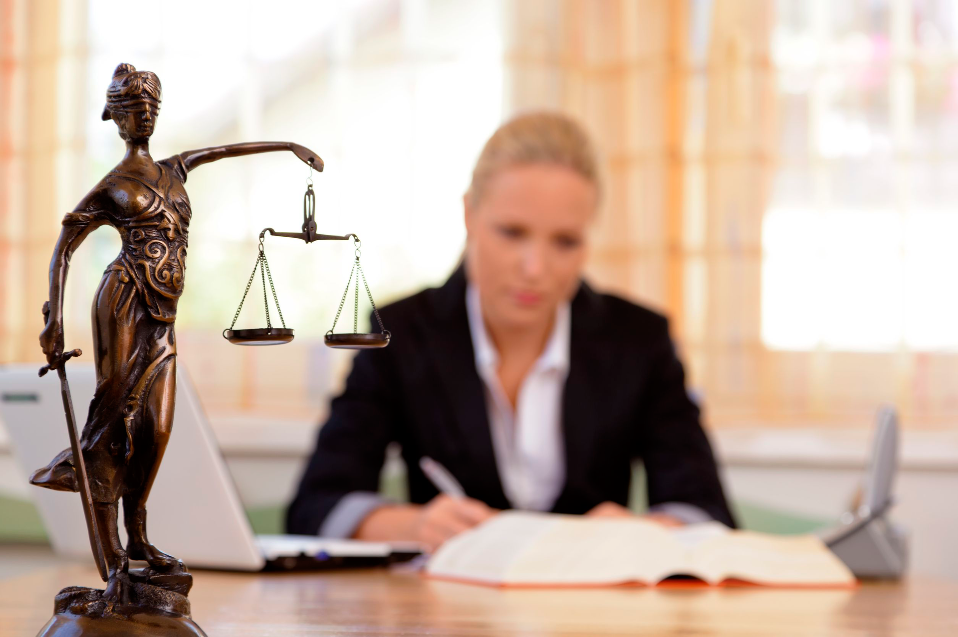 «Коммерсантъ»: 41% адвокатов сталкивались с нарушениями их прав